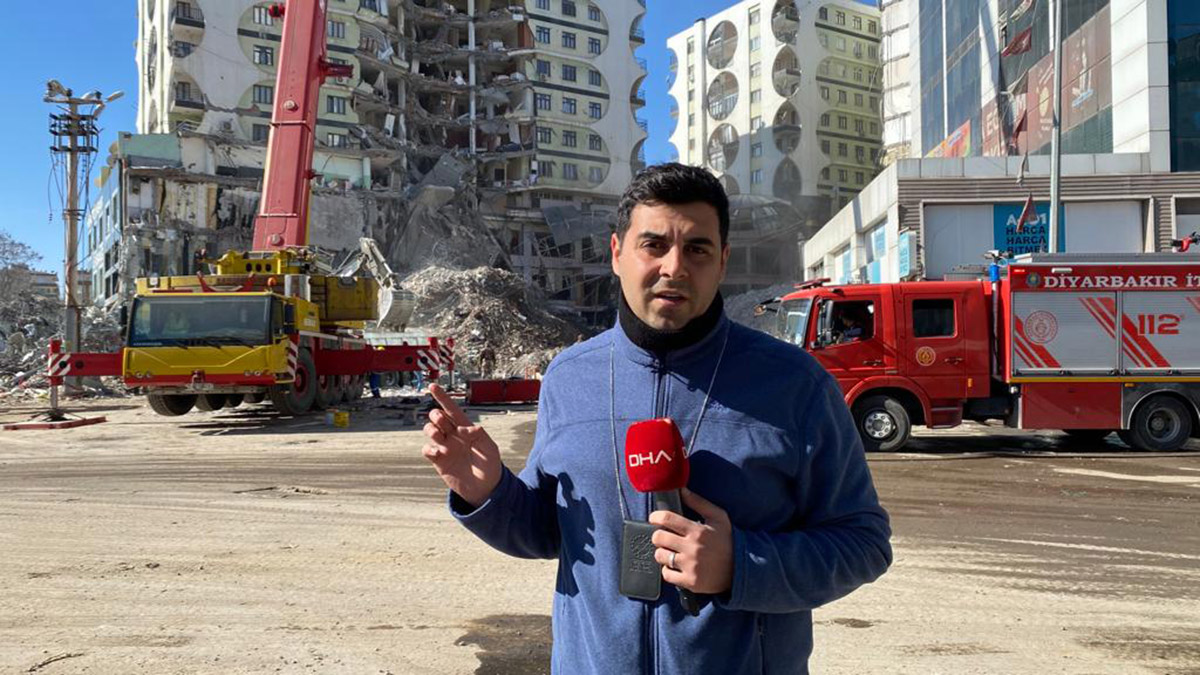 DHA muhabirleri canlı yayında depreme yakalandı