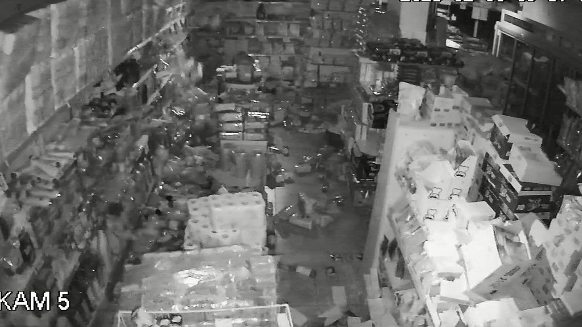 7.7'lik deprem anı marketin güvenlik kamerasında