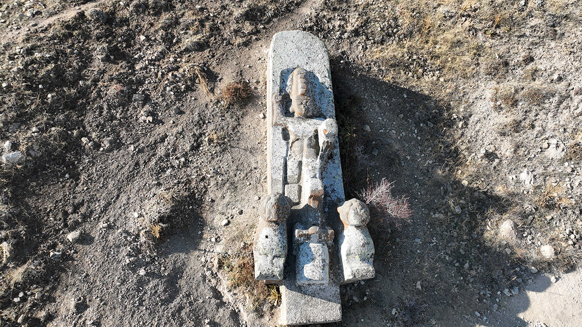 70 ton ağırlığındaki Fasıllar Anıtı yerde yatıyor