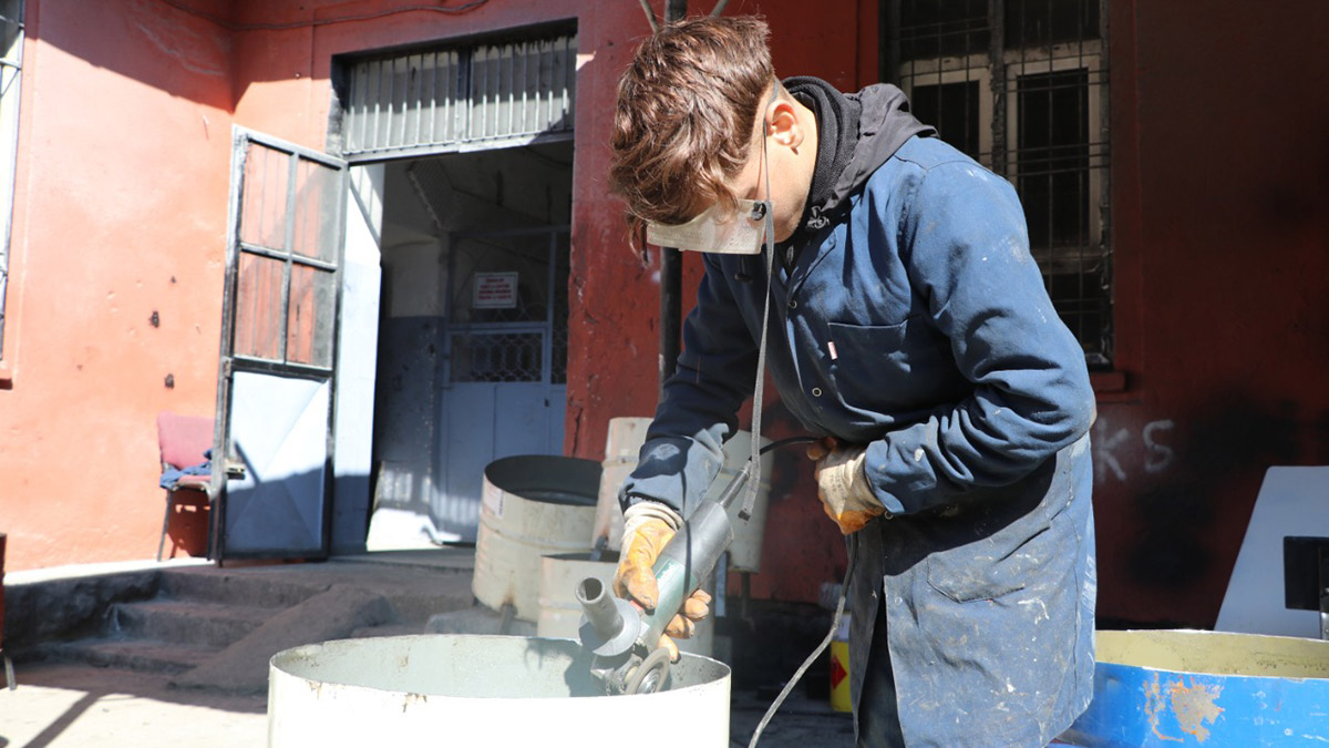 8 yakınını kaybetti; depremzedelere soba yapıyor