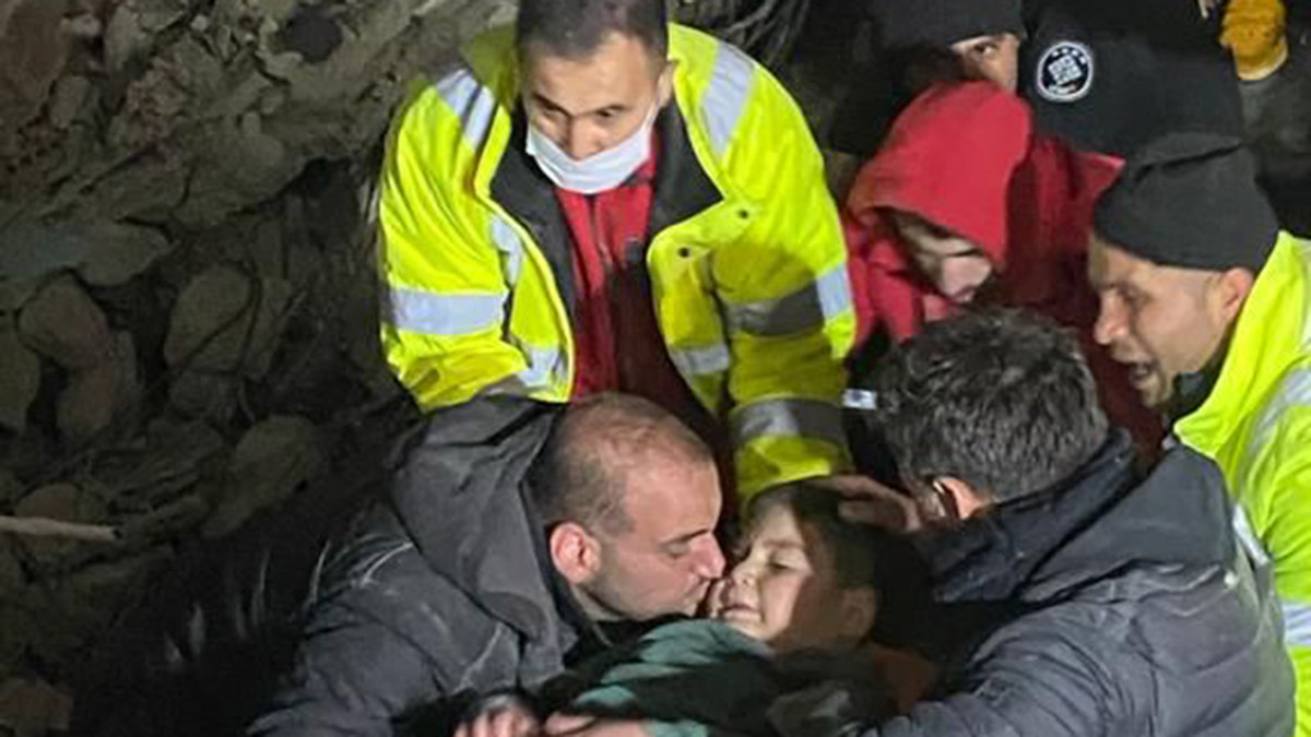 8 yaşındaki Yavuz, 91'nci saatte enkazdan sağ çıkarıldı