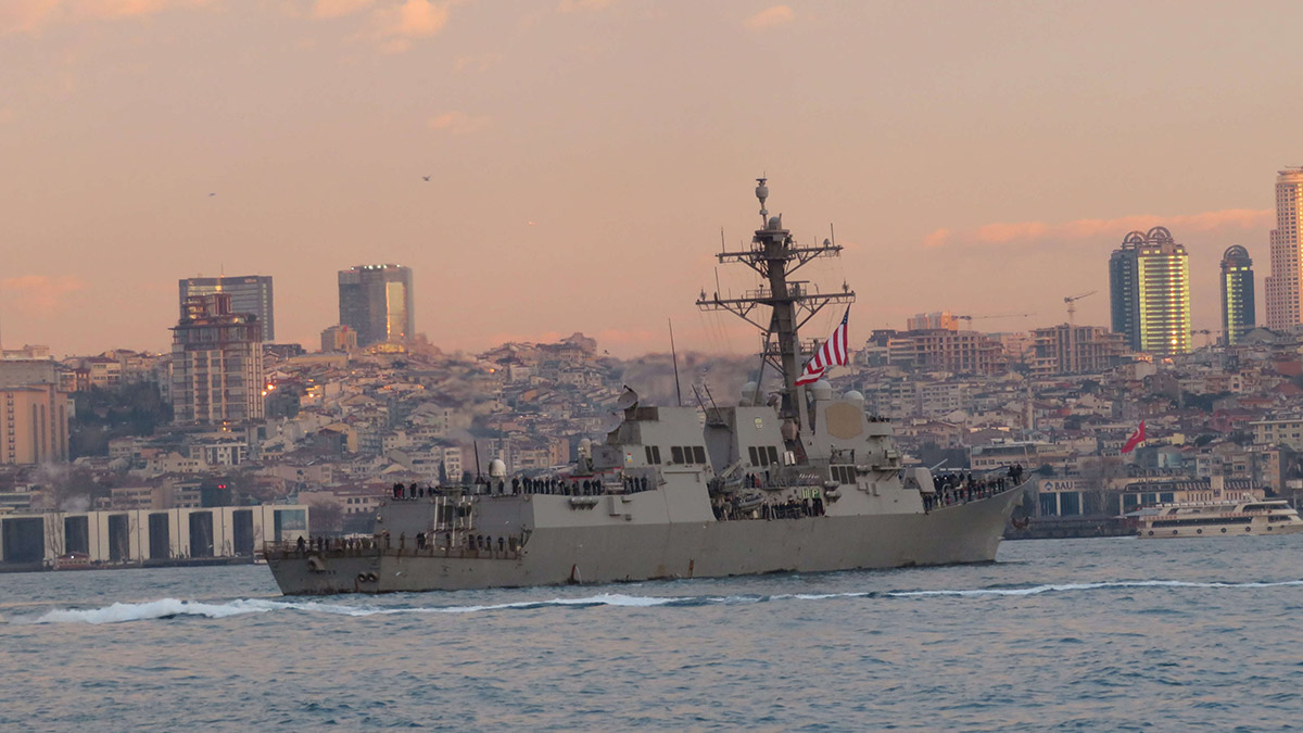 ABD savaş gemisi Boğaz'da demirledi