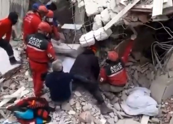 ADAK ekibinden 2 kişi enkaz altında kaldı