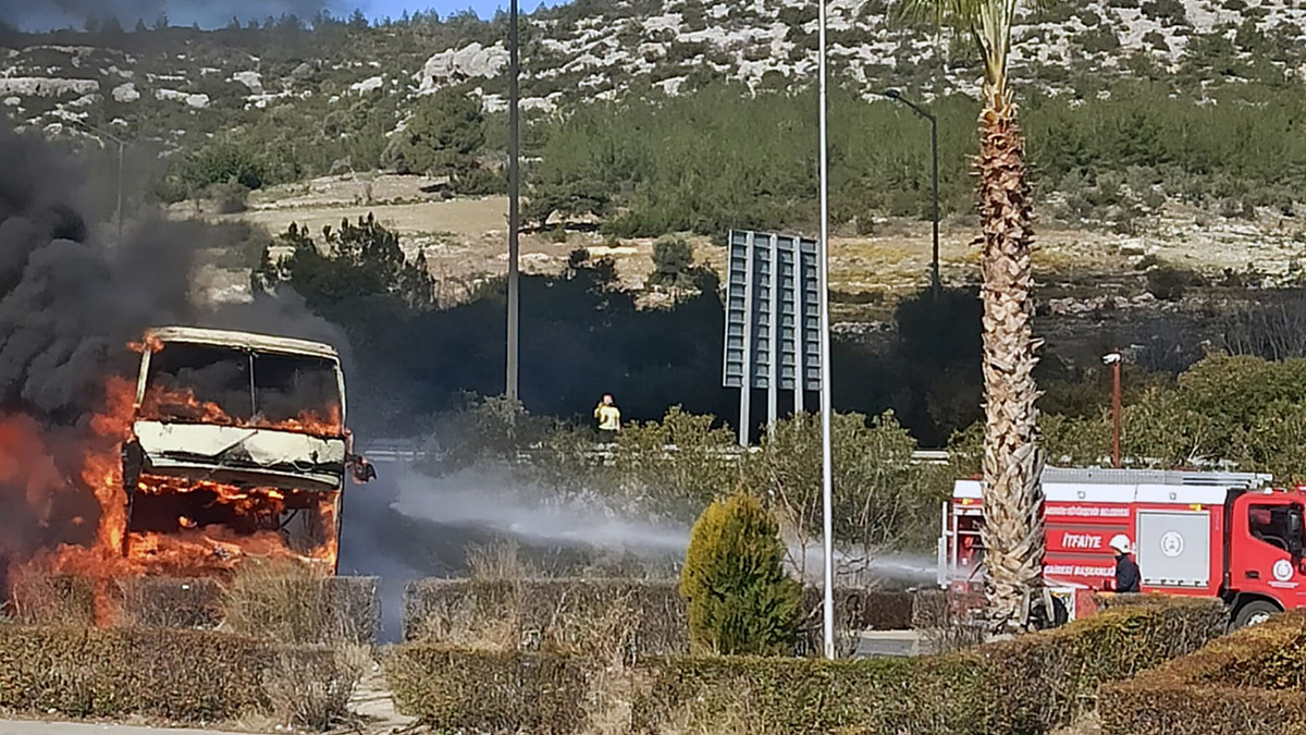 Adana'da 2 katlı yolcu otobüsünde yangın