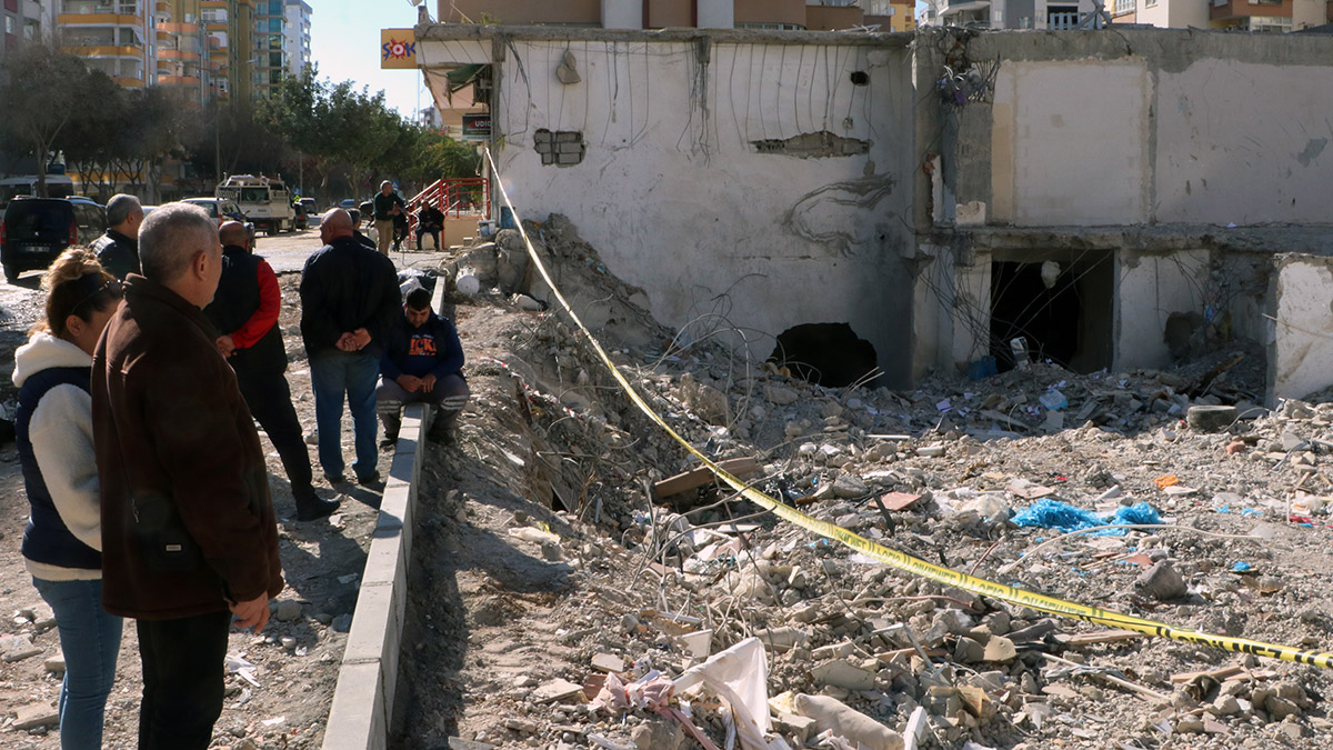 Adana'da enkaz kaldırıldı, geriye sadece acı kaldı