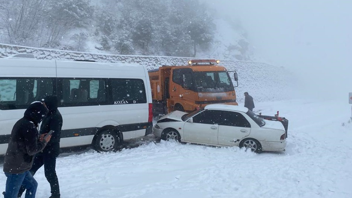 Adana'da kar yağışı; Kozan-Feke yolu kapandı