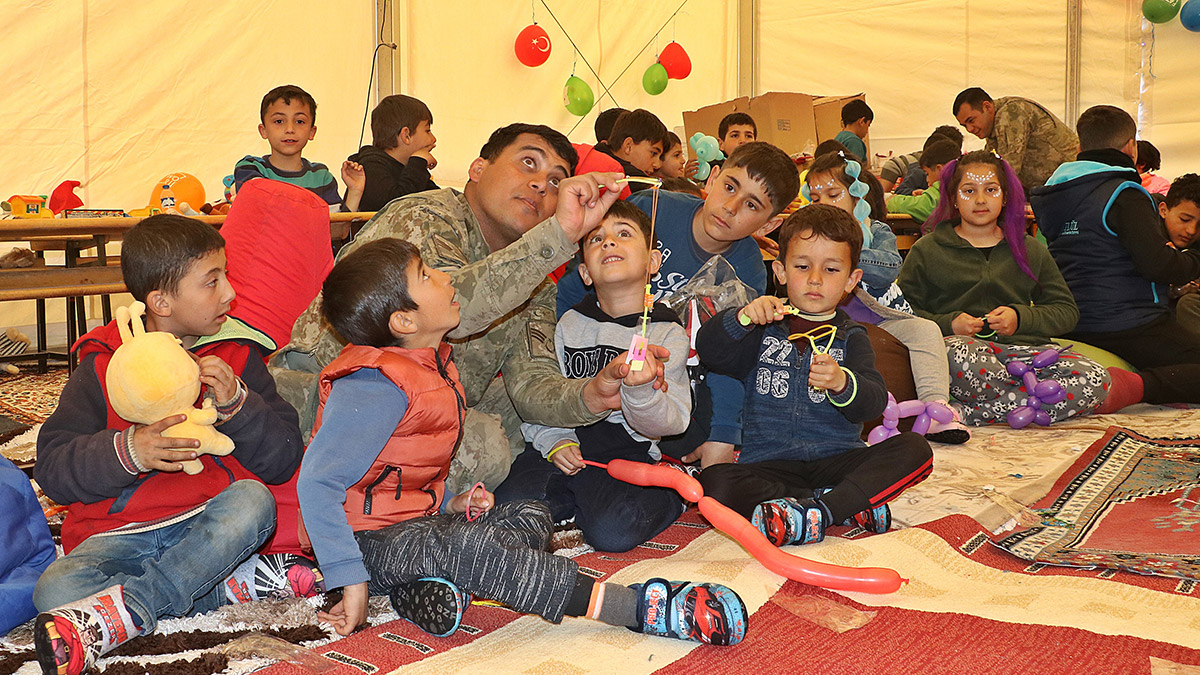 Adıyaman'da çocuklar için oyun çadırları kuruldu