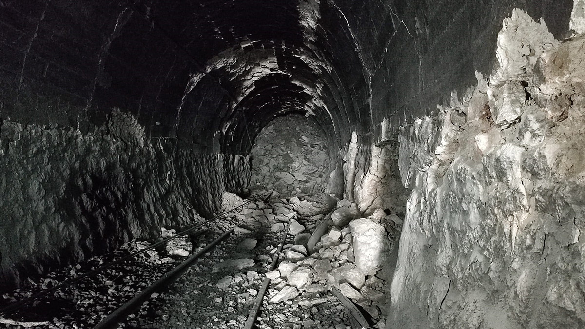 Adıyaman'da demiryolu tüneli depremle çöktü