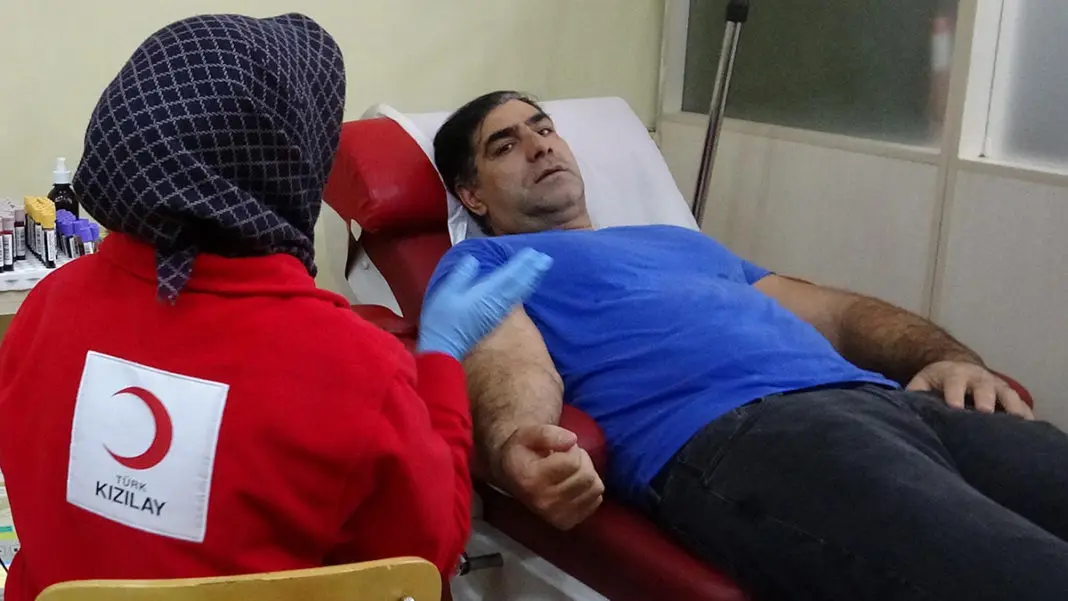 Afgan sığınmacılar, depremzedeler için kan verdi