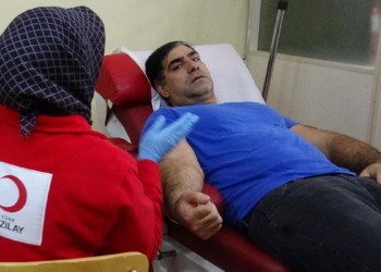 Afgan sığınmacılar, depremzedeler için kan verdi