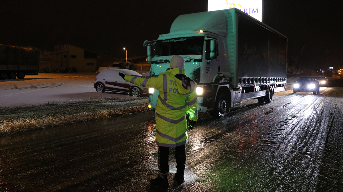 Afyonkarahisar- Antalya yolunda ulaşıma kar engeli