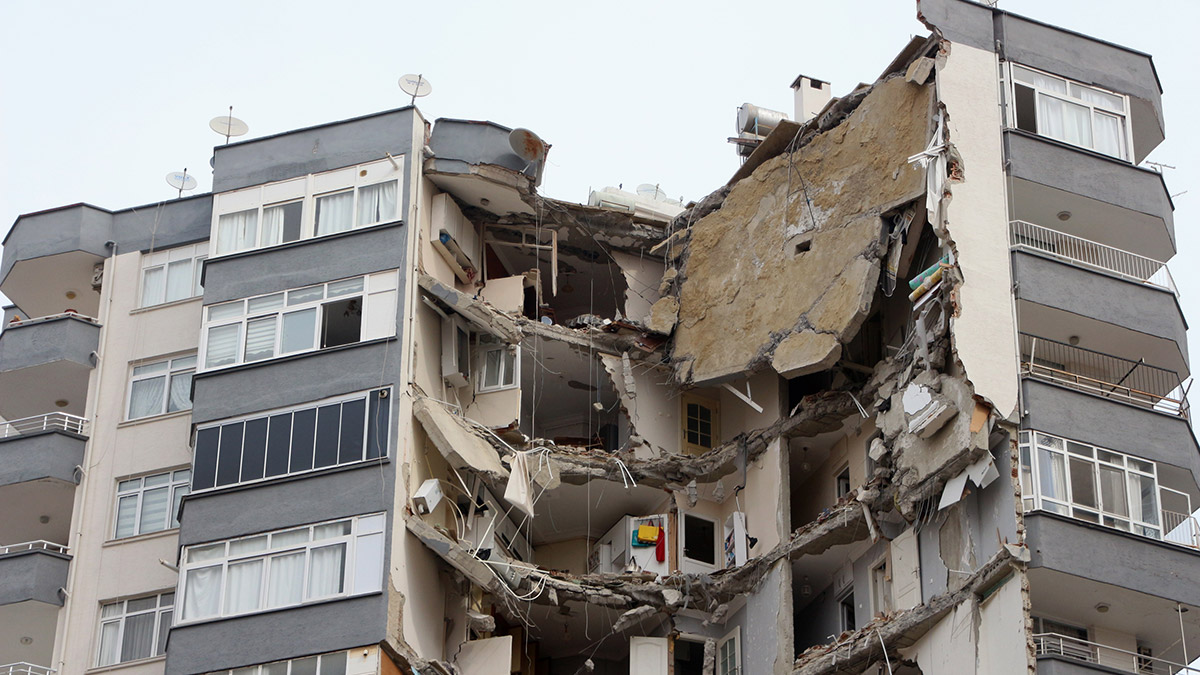 Ağır hasarlı Ayas Apartmanı’nda kontrollü yıkım