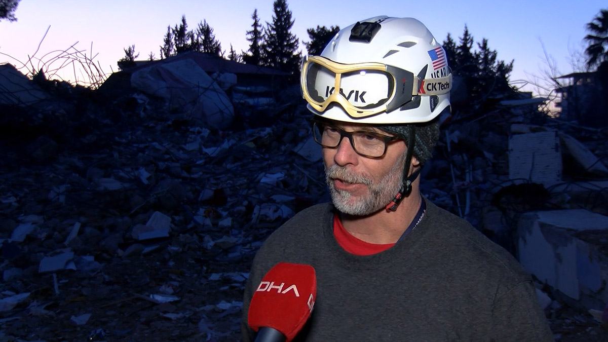 Amerikalı itfaiye eri işini bırakıp yardıma koştu