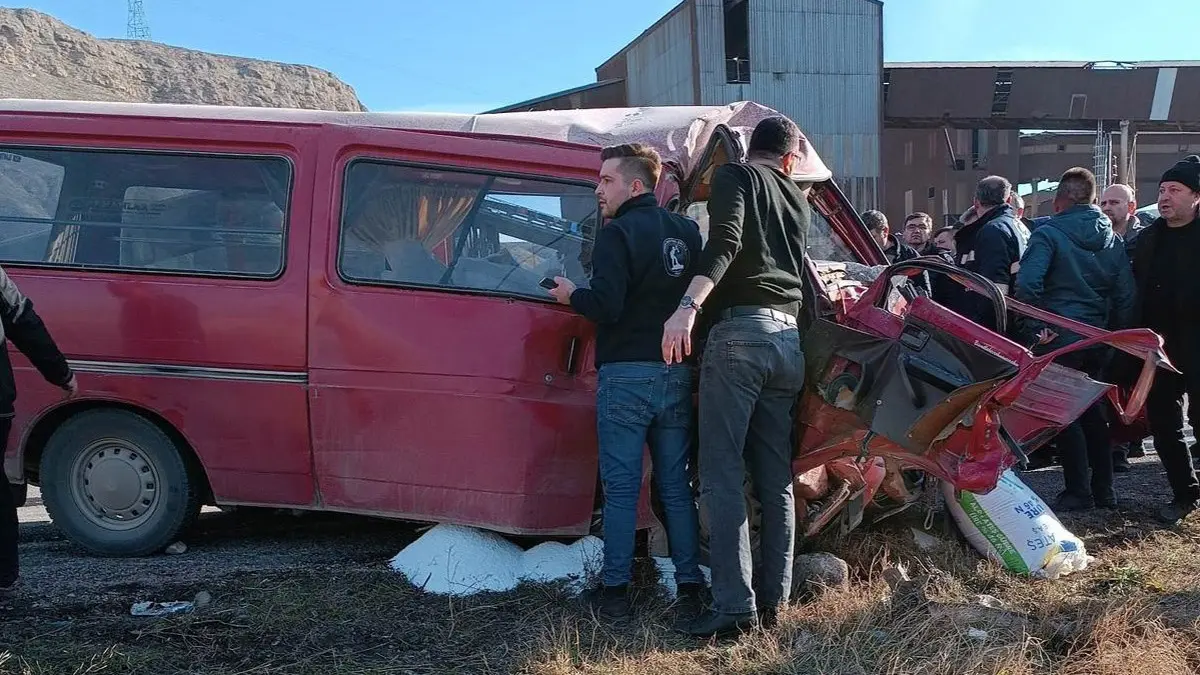 Ankarada iki minibus carpistid 1 olu 3 yarali - yaşam - haberton