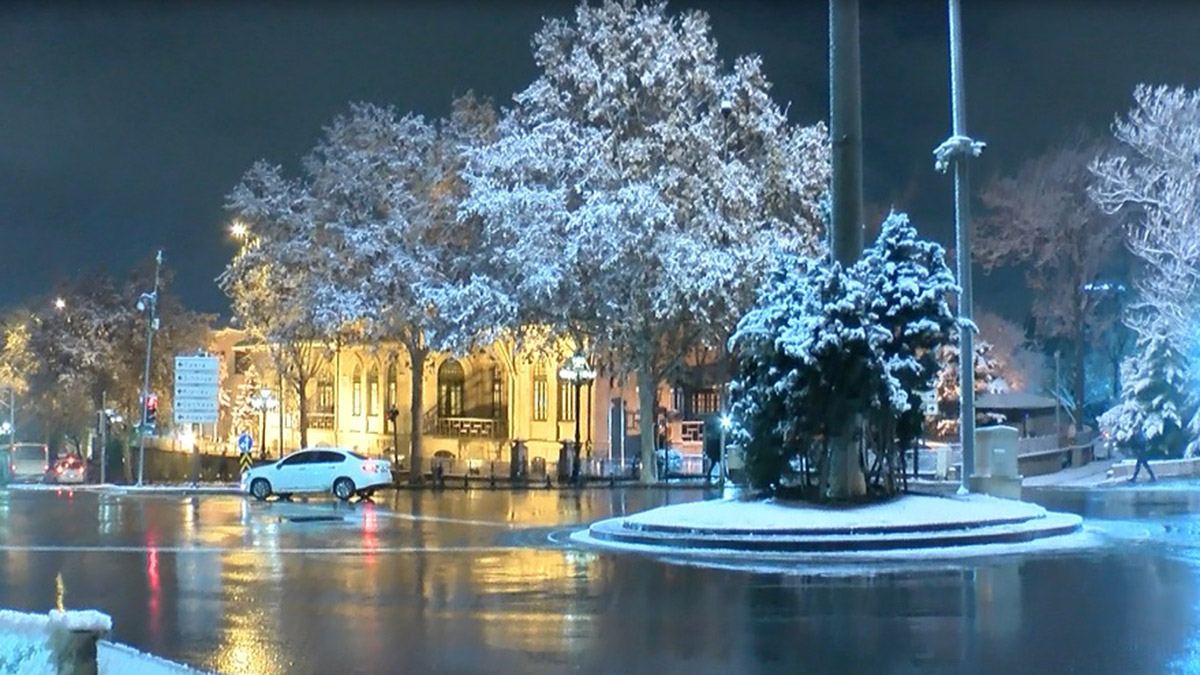 Ankara'da kar yağışı etkisini artırdı