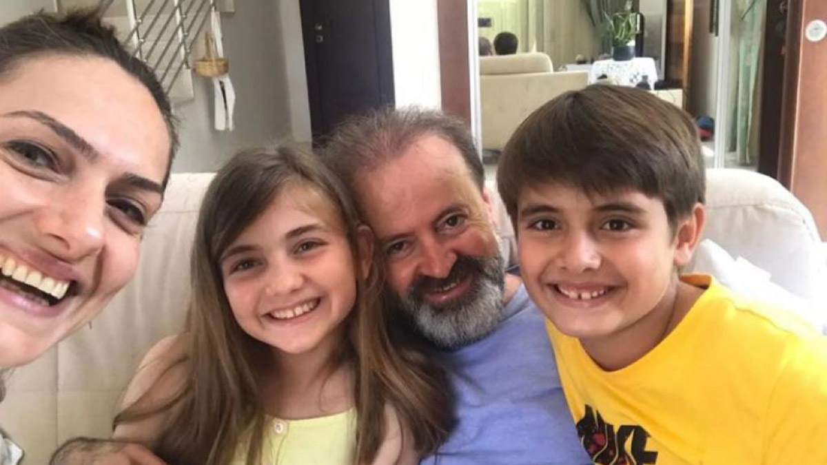 Anneleriyle birlikte depremde ölen ikizler defnedildi