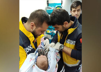 Annesinin emzirerek yaşattığı bebek umut oldu