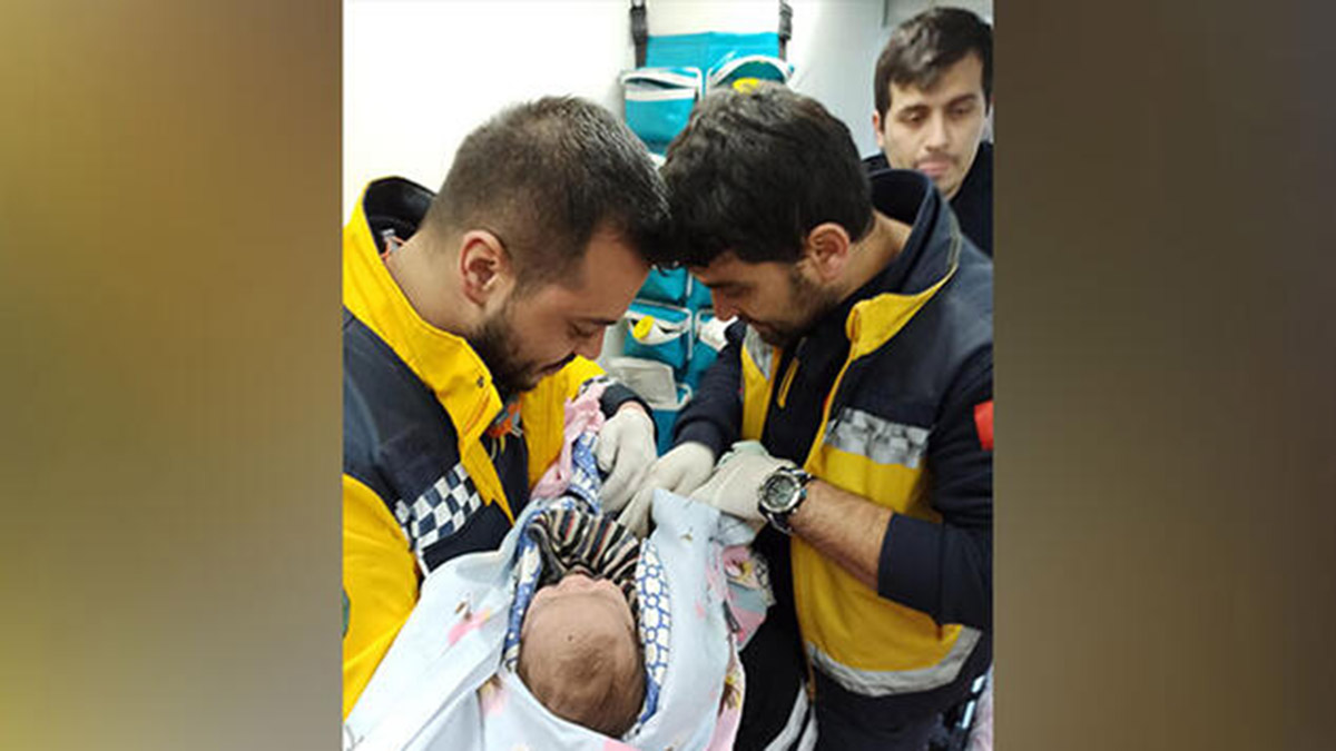 Annesinin emzirerek yaşattığı bebek umut oldu