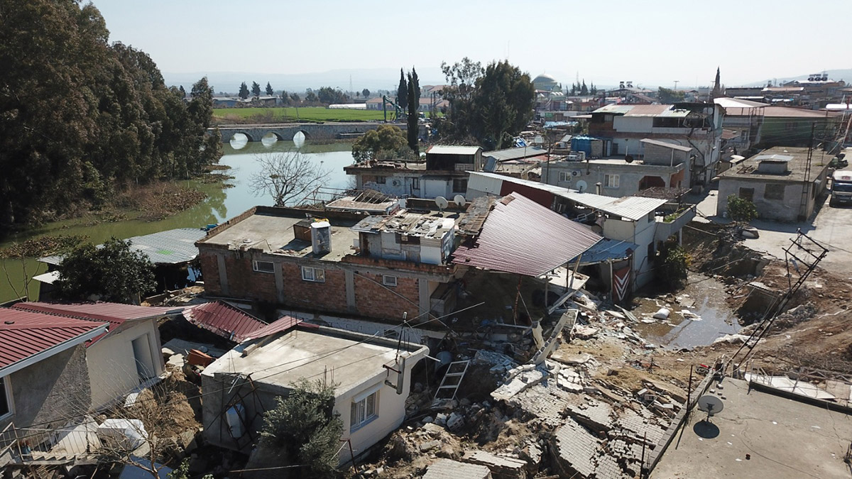Antakya'da evler Asi Nehri'ne kaydı