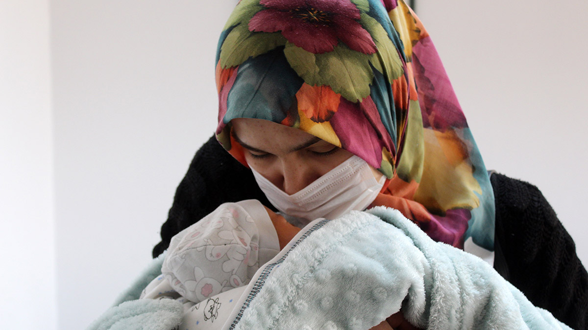 Antalya'ya gelen depremzede doğum yaptı