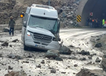 Artvin'de kayaların düştüğü minibüste 4 kişi yaralandı