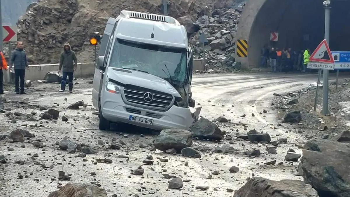 Artvin'de kayaların düştüğü minibüste 4 kişi yaralandı