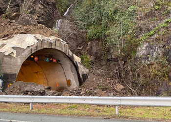 Artvin'de tünel girişinde heyelan