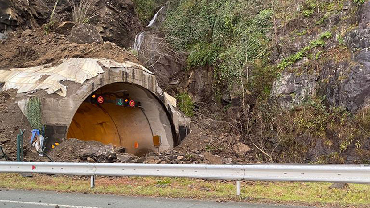 Artvin'de tünel girişinde heyelan