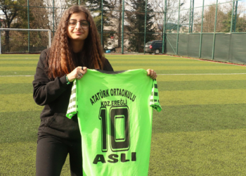 Aslı Ecren, formasını depremzedeler için sattı
