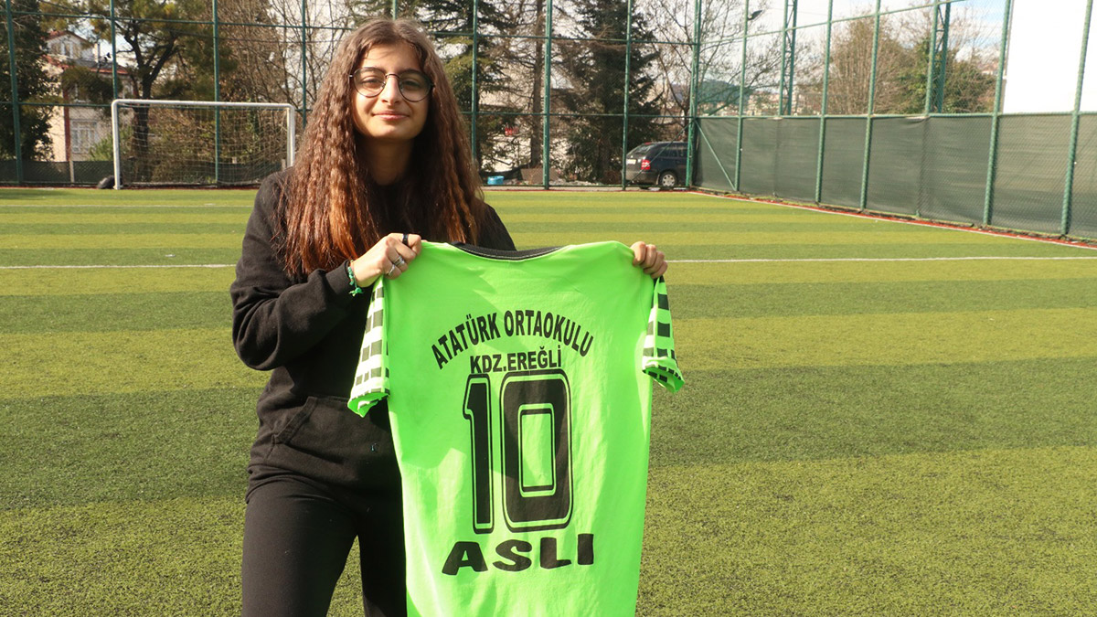 Aslı Ecren, formasını depremzedeler için sattı