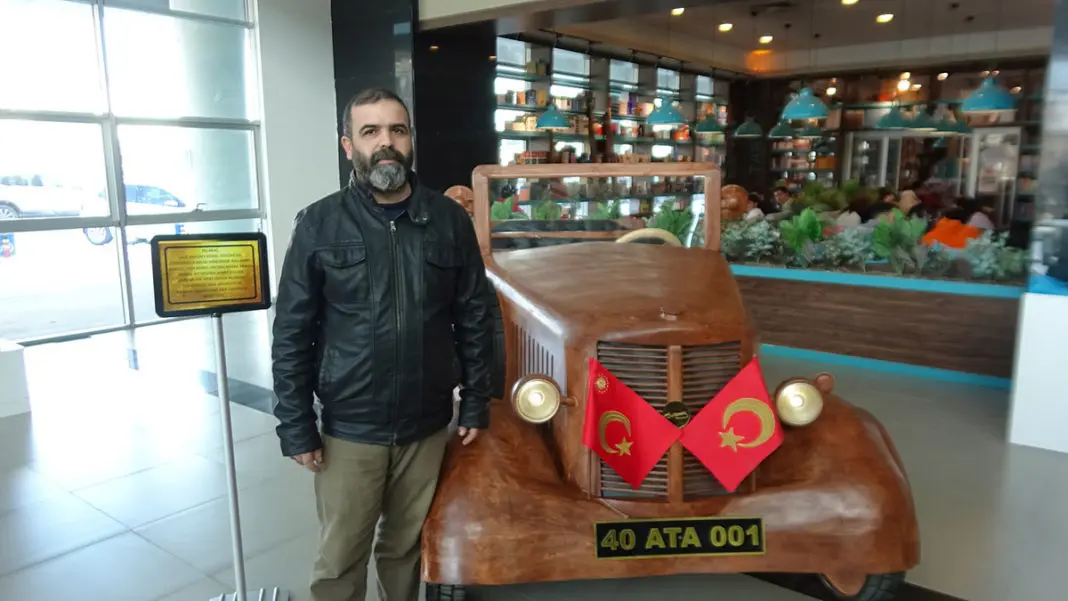 Atatürk'ün otomobilinin ahşap versiyonunu yaptı