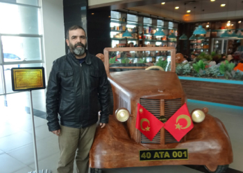 Atatürk'ün otomobilinin ahşap versiyonunu yaptı