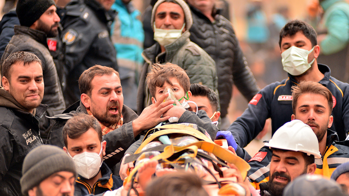 Aynı aileden 3 kişi 108'inci saatte enkazdan kurtarıldı