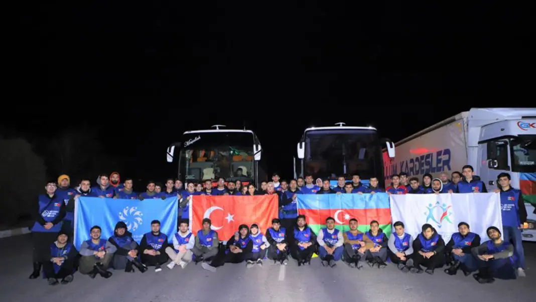 Azerbaycan'dan deprem bölgesine yeni ekip