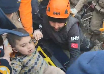 Baba ve 2 çocuğu enkazdan yaralı kurtarıldı