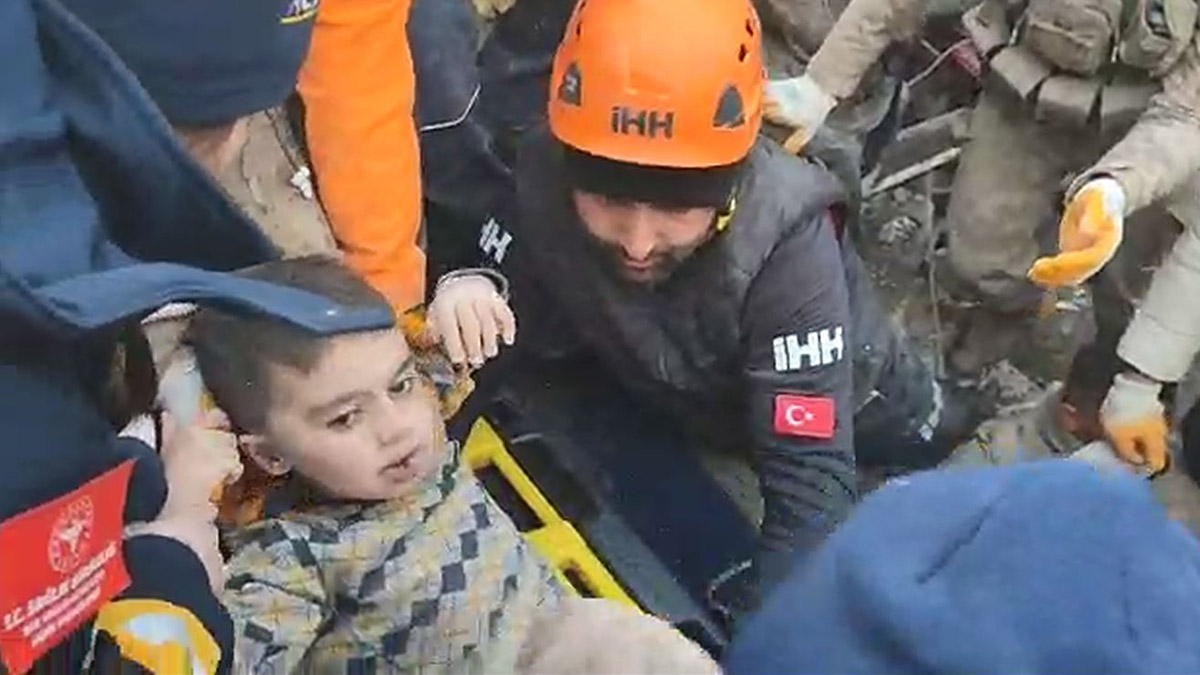 Baba ve 2 çocuğu enkazdan yaralı kurtarıldı