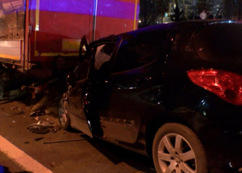 Bağcılar’da TIR'a otomobil çarptı: 5 yaralı