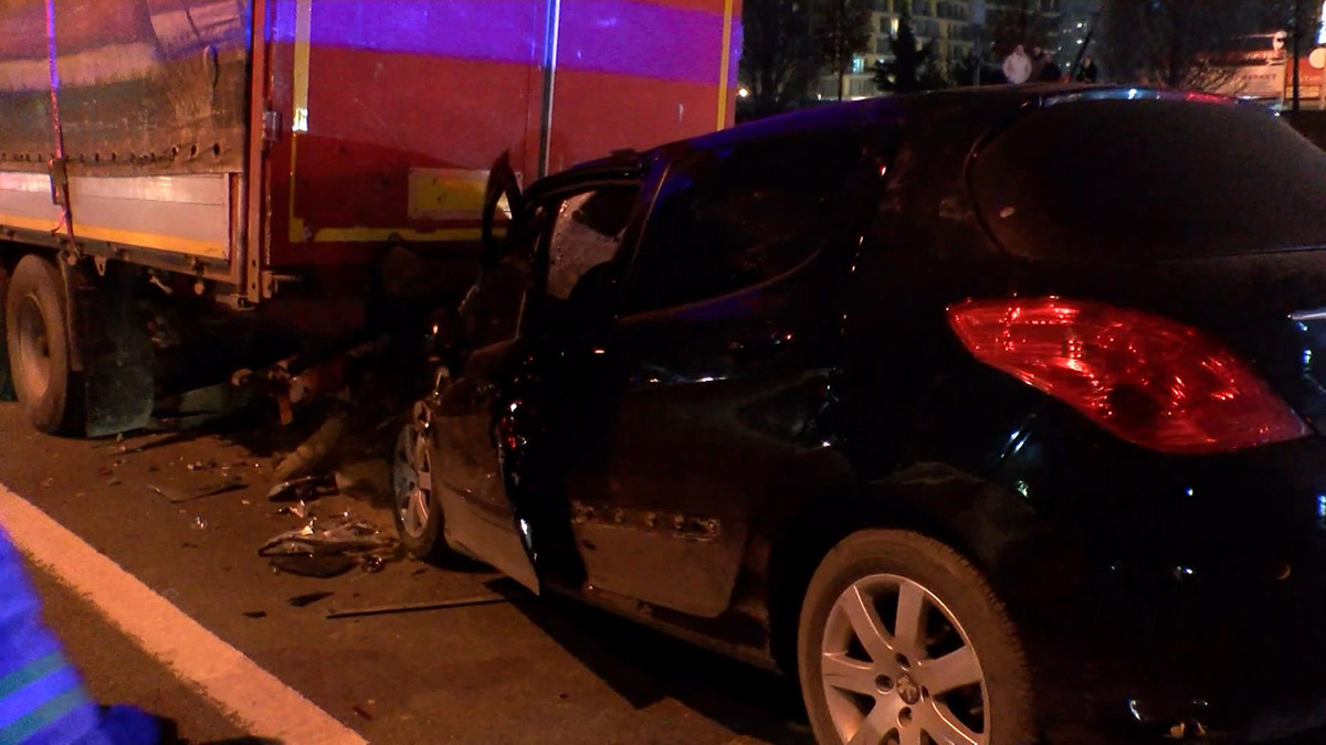 Bağcılar’da TIR'a otomobil çarptı: 5 yaralı