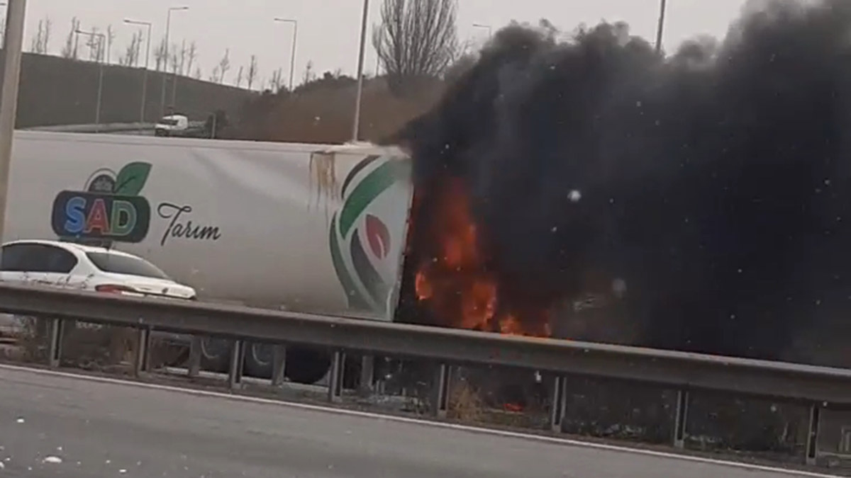 Bağcılar'da plastik sandalye yüklü TIR'da yangın