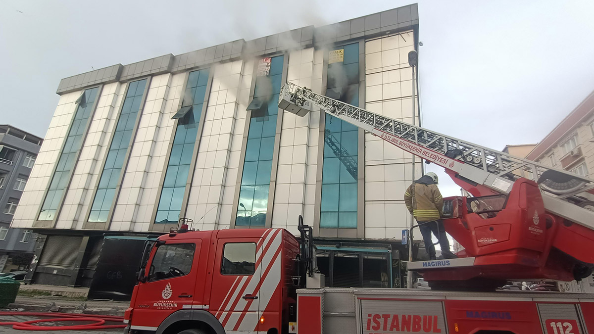 Bahçelievler'de iş merkezinde yangın 