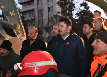 Bakan Kurum, enkazda mucize kurtuluşa şahit oldu
