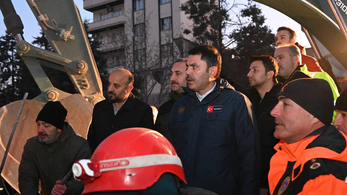 Bakan Kurum, enkazda mucize kurtuluşa şahit oldu