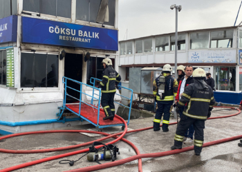 Balık restoranı olarak kullanılan tekne yandı