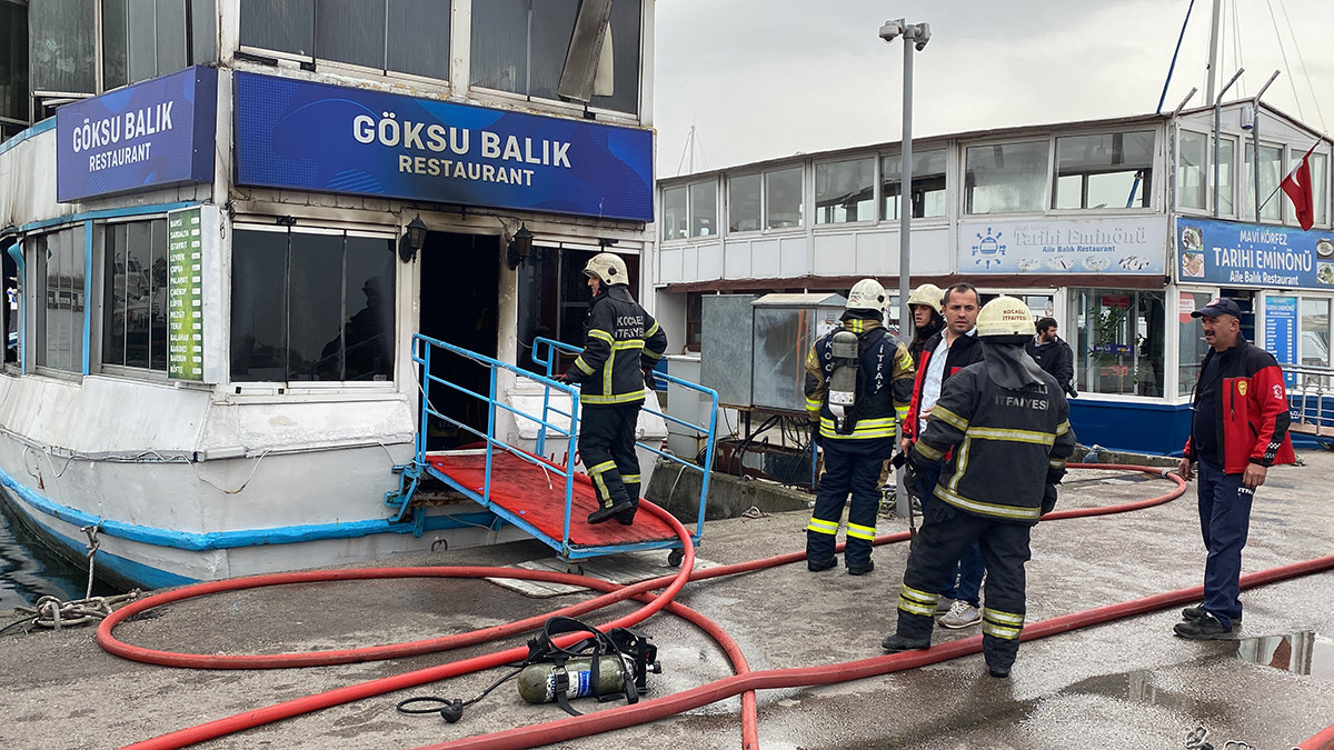 Balık restoranı olarak kullanılan tekne yandı