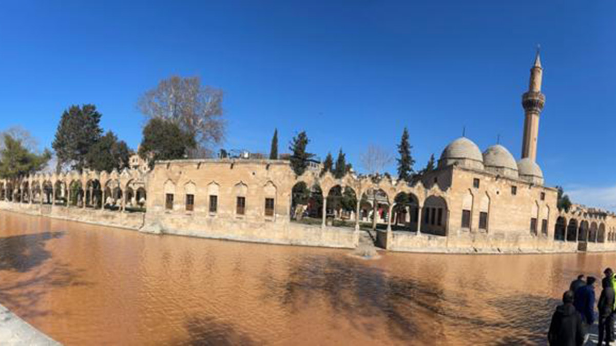 Balıklıgöl deprem sonrası çamur rengini aldı