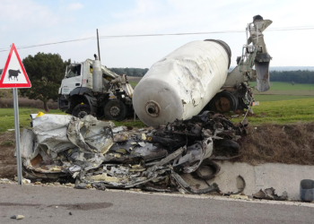 Beton mikseri hafif ticari araca çarptı: 1 ölü, 1 yaralı