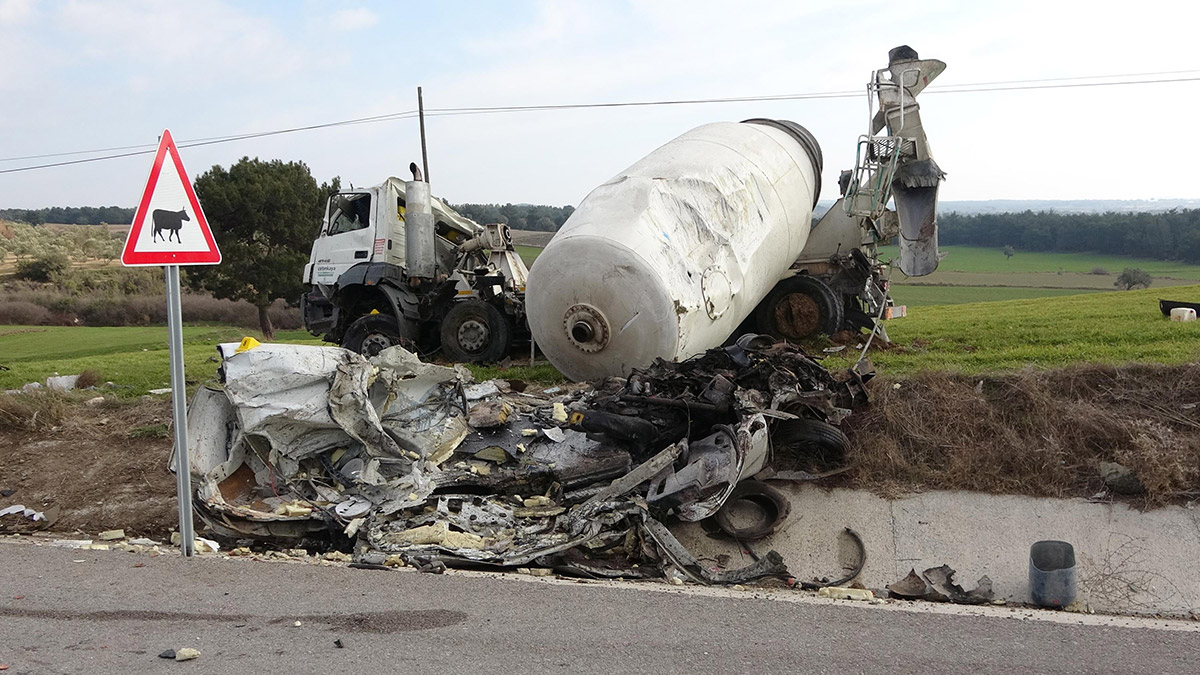 Beton mikseri hafif ticari araca çarptı: 1 ölü, 1 yaralı