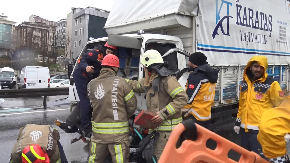 Beylikdüzü D-100 karayolunda kaza: 2 yaralı