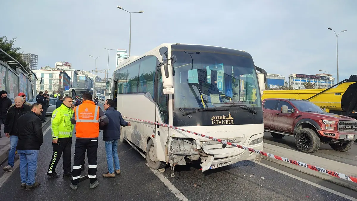 Beylikdüzü'nde servis otobüsü 9 araca çarptı: 8 yaralı