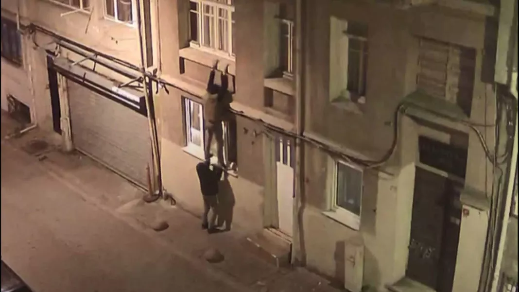 Beyoğlu'nda eve tırmanarak giren hırsızlar kamerada